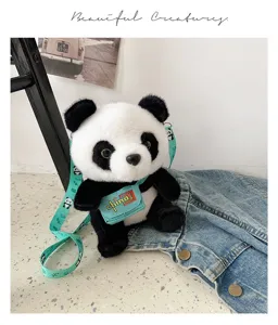 Vista detallada de una mochila de peluche de panda con correa turquesa y mini bolso.