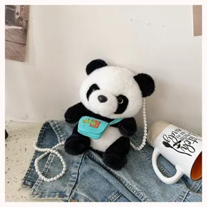 Vista detallada de mochila de peluche de panda con correa de perlas y mini bolso china