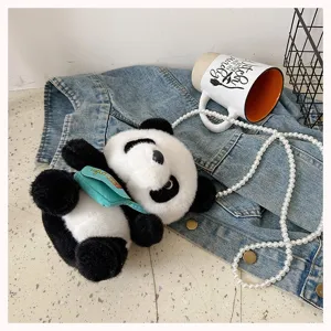 Detalle de un lindo bolso de peluche de panda con una cadena de perlas blancas.