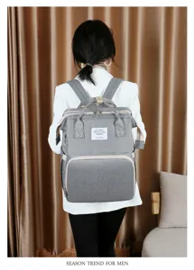 Detaillierte Rückansicht eines großen multifunktionalen Wickelrucksacks am Modell.