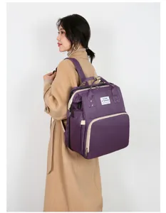 Großer lila Wickelrucksack, getragen von einem Model vor weißem Hintergrund