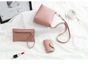 Gedetailleerde weergave van een stijlvolle roze lederen crossbodytas en bijpassende polstasje.