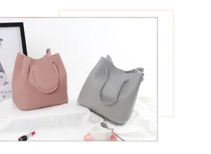Detailweergave van minimalistische effen roze en grijze draagtassen in een lifestyle-omgeving