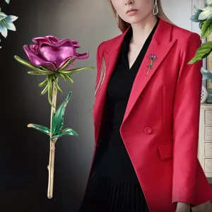 Detailansicht einer eleganten lila Rosenbrosche an einem stilvollen roten Blazer.