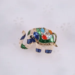 Vue détaillée de la broche éléphant en émail exotique avec des pierres précieuses colorées
