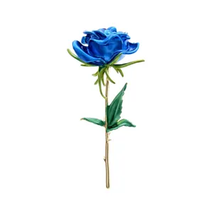 Detailansicht einer eleganten blauen Emaille-Rosenbrosche mit goldenem Stiel