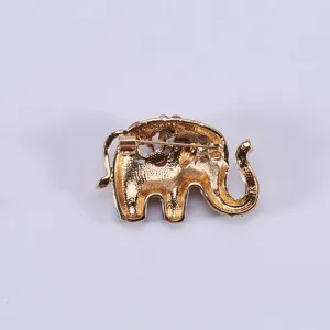 Vue arrière détaillée d'une broche éléphant vintage en émail doré avec fermoir à épingle.