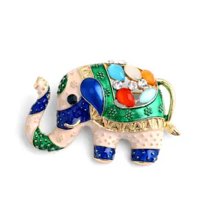 Gros plan d'une broche éléphant en émail coloré avec des pierres fines et des détails