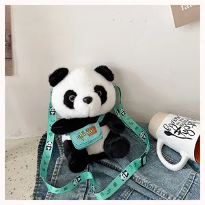 Primer plano detallado de una linda mochila de peluche de panda con correa verde menta