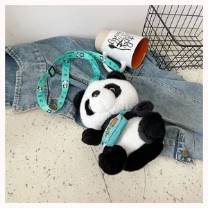 Detalle de cerca de una linda mochila de panda de peluche con correa turquesa impresa
