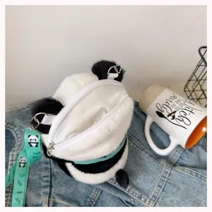 Detalle de la apertura de la mochila de peluche panda con forro blanco