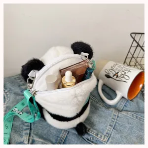 Detalle del interior del bolso de peluche de panda con espacio para cosméticos