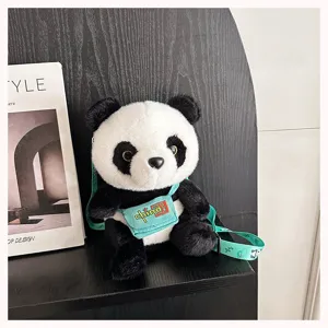 Primer plano de una mochila de peluche de panda con correa turquesa y bolsillo