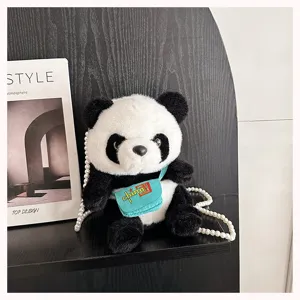Vista detallada de una mochila de peluche de panda con cadena de perlas y mini bolso azul