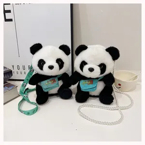 Detalle de mochilas de peluche de panda con cadena de perlas y correa de tela verde