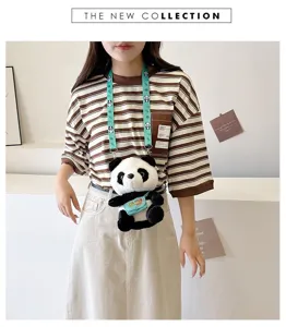 Vista detallada de una linda mochila de peluche de panda usada por una modelo joven