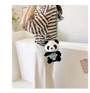 Linda mochila de peluche de panda mostrada en una modelo en un entorno interior moderno