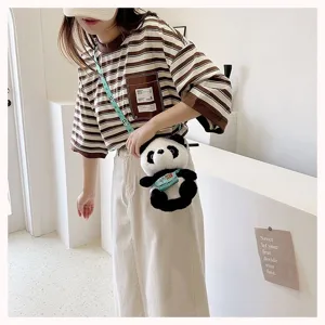 Primer plano de una linda mochila de peluche con forma de panda usada por una modelo en escena