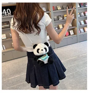 Vista detallada de la linda mochila de peluche de panda usada con una elegante cadena de perlas
