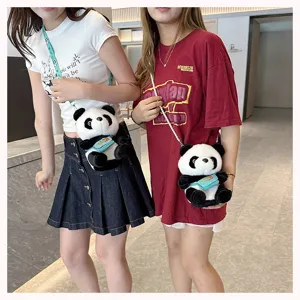 Lindas mochilas de peluche de panda usadas por modelos como elegantes bolsos cruzados.