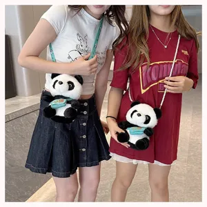 Primer plano de la mochila de peluche de panda con cadena de perlas y correa verde