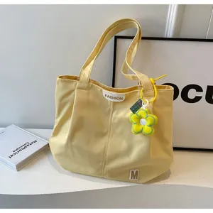 Bolso tote de lona de gran capacidad en amarillo fresco para uso diario y universitario.