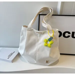 Bolso tote de lona blanca con colgante de flor amarilla, gran bolso de hombro para uso diario.