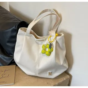 Vista detallada del bolso tote de lona blanca, bolso de hombro informal con bonito colgante floral.