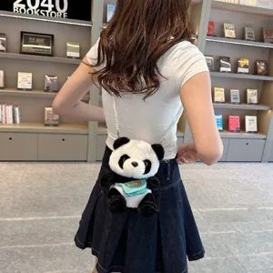 Lindo bolso mochila de peluche de panda con elegante correa de perlas usado por modelo