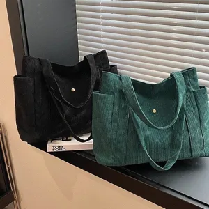 Grande borsa tote in velluto a coste da donna con texture a costine e chiusura a scatto