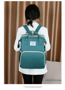 Verbesserter multifunktionaler türkisfarbener Klapp-Wickelrucksack an einem Modell