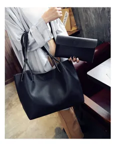 Detailansicht der schwarzen Lychee-Muster PU-Leder Tote Bag mit passender Clutch, Lifestyle.