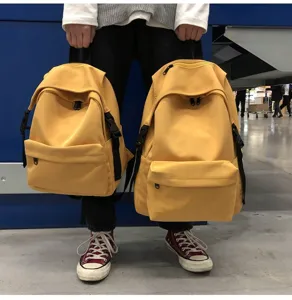 Vergleich zweier Größen gelber wasserabweisender Nylon-Rucksäcke für Studenten.