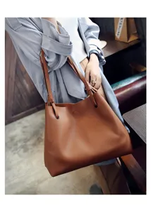 Detailansicht der braunen Ledertasche mit Litschimuster im Innenbereich mit Modell.