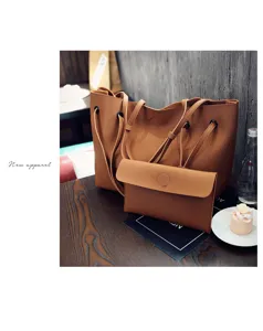 Detailansicht der stilvollen braunen Litschi-Muster-Tasche mit passender Tasche im Lebensstil.