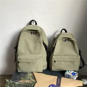 Minimalistischer salbeigrüner wasserabweisender Nylonrucksack in zwei Größen für die Schule