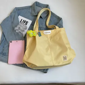 Bolso tote de lona amarilla para mujer, bolso de hombro grande con parche para el trabajo diario.