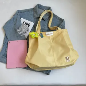 Bolso tote informal de lona amarilla de gran capacidad para uso diario y escolar.