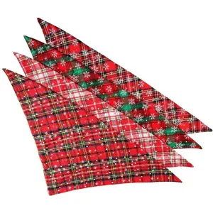 Vue détaillée de quatre bandanas à carreaux pour animaux avec motifs de flocons de neige
