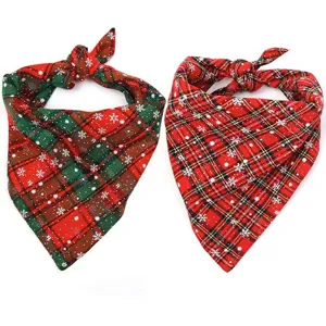 Détail de deux bandanas de Noël pour animaux avec motifs festifs de flocons