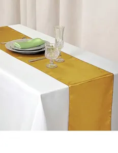 Detailansicht des goldenen Satintischläufers mit eleganter, dichter Steppung