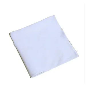 Vista dettagliata del semplice fazzoletto in cotone bianco unito, quadrato di tessuto morbido.