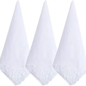 Witte katoenen zakdoeken met kant, zuiver witte vierkanten voor doe het zelf ambacht.