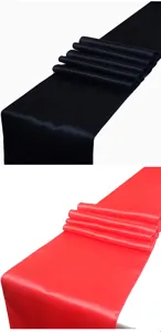 Detailansicht glatter schwarz-roter Satin-Tischläufer mit hochdichter Kantenverriegelung.