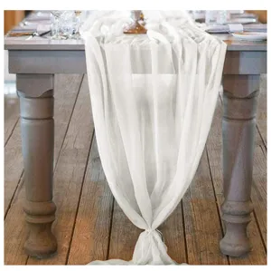 Eleganter weißer Chiffon-Tischläufer, anmutig auf rustikalem Holztisch drapiert