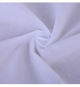 Détail en gros plan de la texture du tissu en coton blanc, matériau tissé doux et délicat.