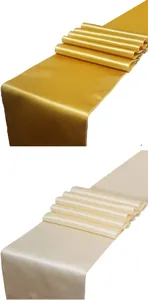 Nahaufnahme von gold- und champagner Satin-Tischläufern mit dichten Overlock-Kanten