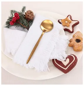 Elegante weiße Baumwoll-Leinen-Servietten mit Fransen und festlicher Weihnachtsdekoration