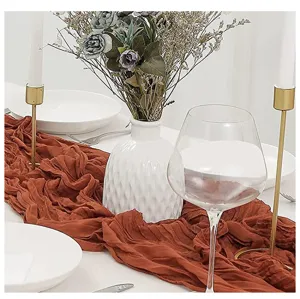 Trama dettagliata del runner da tavola in garza terracotta per matrimoni