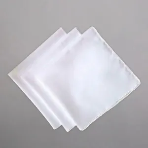 Fazzoletto quadrato in cotone bianco unito, panno morbido assorbente vista principale.